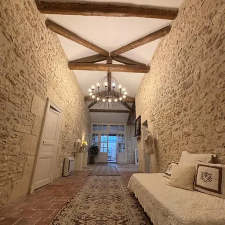 Château Sainte Colombe Saint-Geniès-des-Mourgues