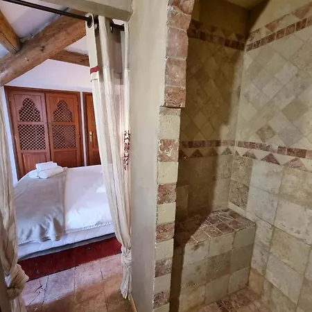 Château Sainte Colombe Alojamento de Acomodação e Pequeno-almoço Saint-Geniès-des-Mourgues